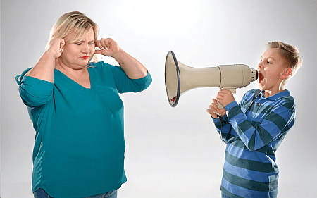 poradnik-skad-sie-bierze-agresja-u-dziecka-min